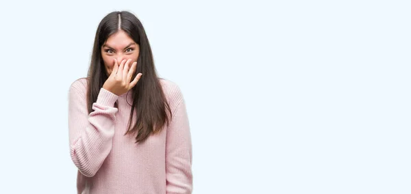 Junge Schöne Hispanische Frau Einem Pullover Der Nach Etwas Stinkt — Stockfoto