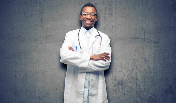 Μαύρο Νεαρός Γιατρός Ιατρική Επαγγελματική Σταυρωμένα Χέρια Αυτοπεποίθηση Και Χαρούμενοι — Φωτογραφία Αρχείου