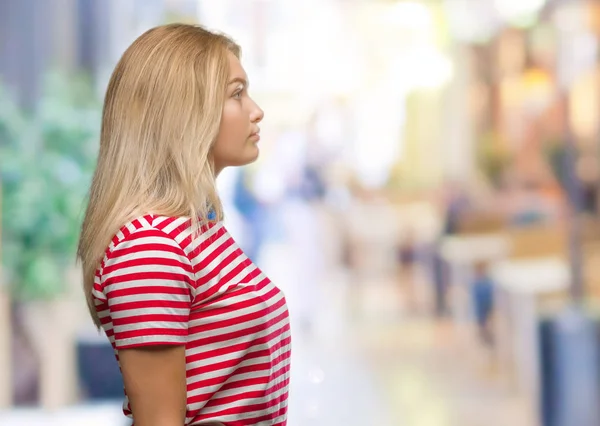 Jeune Femme Caucasienne Sur Fond Isolé Regardant Vers Côté Pose — Photo