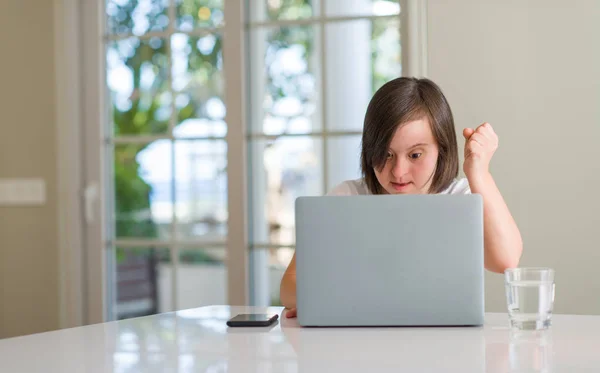 Syndrom Kvinna Hemma Använder Dator Laptop Irriterad Och Frustrerad Skrika — Stockfoto