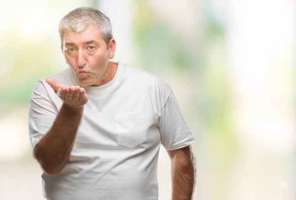 Knappe Senior Man Geïsoleerde Achtergrond Kijken Naar Camera Een Kus — Stockfoto