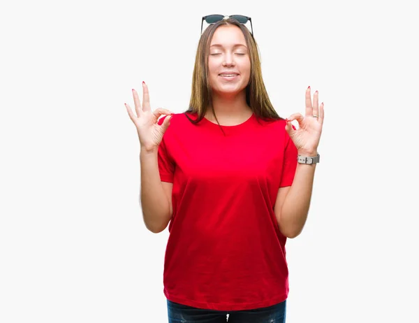 Joven Hermosa Mujer Caucásica Con Gafas Sol Sobre Fondo Aislado — Foto de Stock