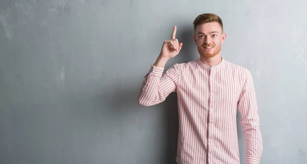 Genç Redhead Gri Grunge Duvarın Bir Fikirle Sürpriz Üzerinden Adamım — Stok fotoğraf