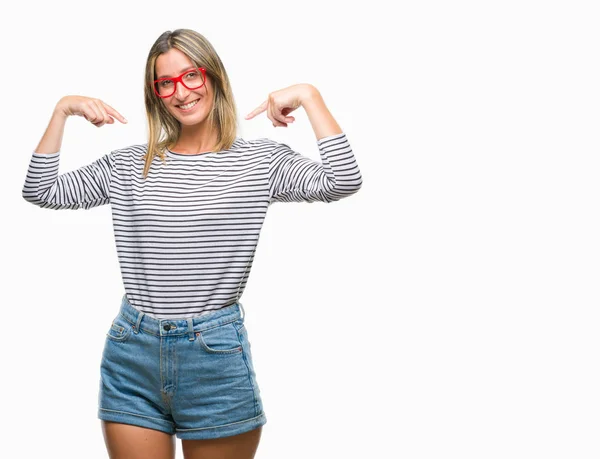 Joven Hermosa Mujer Con Gafas Sobre Fondo Aislado Mirando Confiado — Foto de Stock