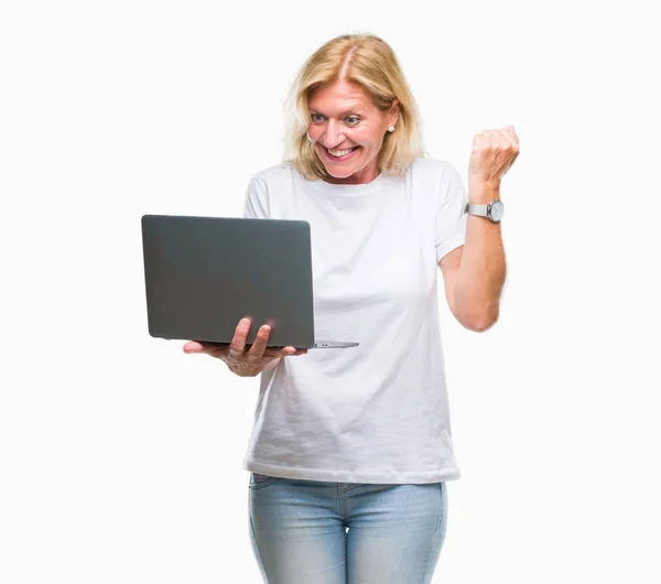 Medelålders Blond Kvinna Med Dator Laptop Isolerade Bakgrunden Skriker Stolt — Stockfoto