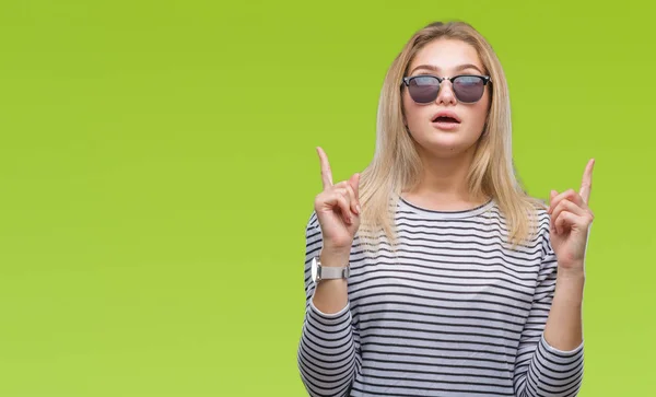 Mujer Caucásica Joven Con Gafas Sol Sobre Fondo Aislado Asombrado — Foto de Stock