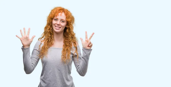 Junge Rothaarige Frau Zeigt Und Zeigt Mit Finger Nummer Acht — Stockfoto