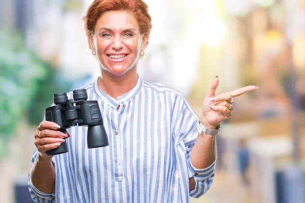 Senior Kaukasisk Kvinna Tittar Genom Kikaren Över Isolerade Bakgrund Mycket — Stockfoto