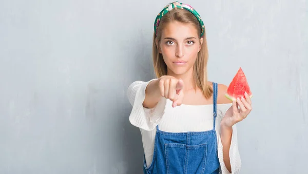 Hermosa Joven Sobre Pared Gris Grunge Comiendo Sandía Señalando Con —  Fotos de Stock