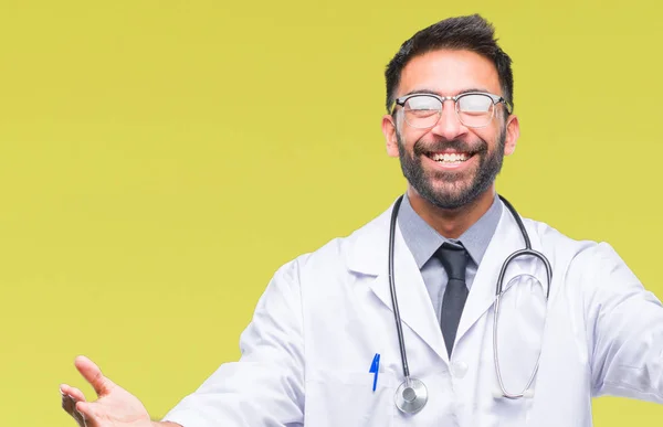 成人西班牙裔医生的人在孤立的背景下看着相机张开双臂微笑拥抱 快乐的表达拥抱幸福 — 图库照片
