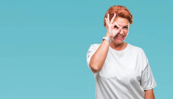 Mulher Ruiva Caucasiana Sênior Atrativa Sobre Fundo Isolado Fazendo Gesto — Fotografia de Stock