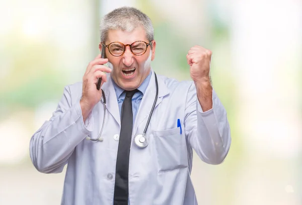 Hombre Guapo Médico Senior Hablando Smarpthone Sobre Fondo Aislado Molesto — Foto de Stock