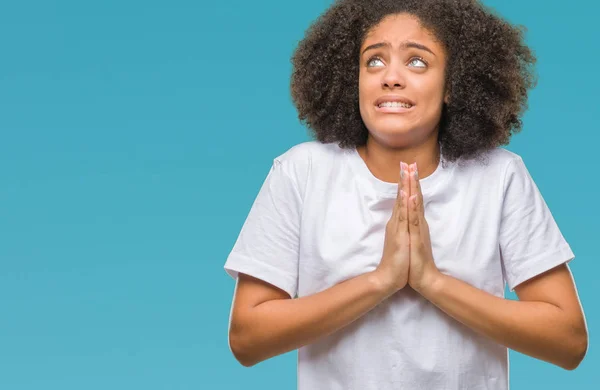 Jovem Afro Americana Sobre Fundo Isolado Implorando Orando Com Mãos — Fotografia de Stock