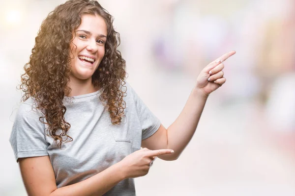 Hermosa Joven Morena Pelo Rizado Chica Con Mirada Casual Sobre — Foto de Stock