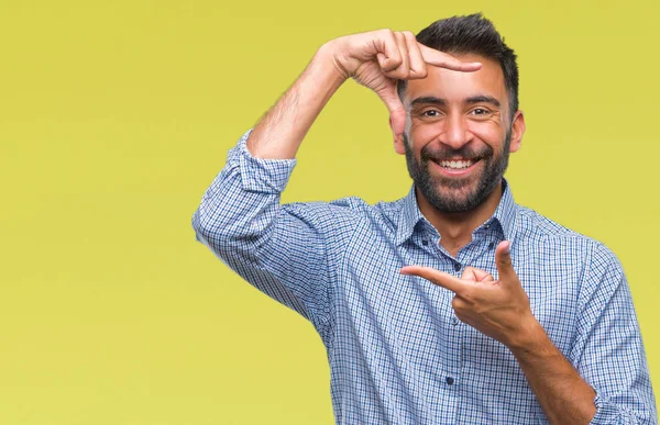 Homem Hispânico Adulto Sobre Fundo Isolado Sorrindo Fazendo Quadro Com — Fotografia de Stock