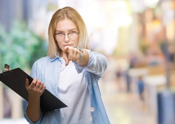 Joven Mujer Negocios Caucásica Sujetando Portapapeles Sobre Fondo Aislado Señalando —  Fotos de Stock