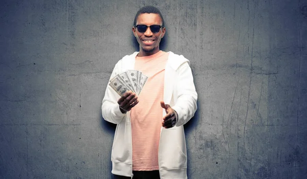 Africký Muž Drží Dolar Bankovky Drží Ruce Vítání Handshake Póza — Stock fotografie