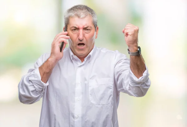 Hombre Mayor Guapo Hablando Teléfono Inteligente Sobre Fondo Aislado Molesto —  Fotos de Stock