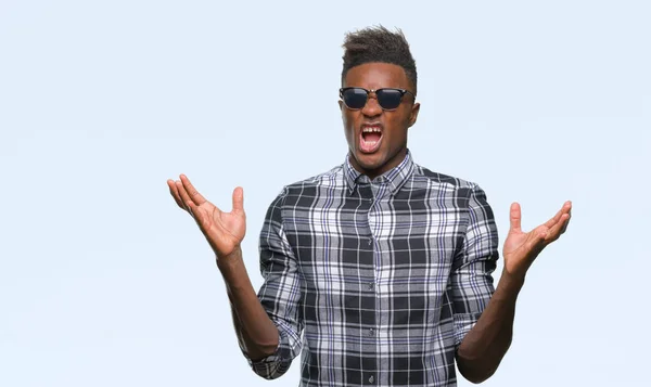 Joven Hombre Afroamericano Con Gafas Sol Sobre Fondo Aislado Loco —  Fotos de Stock