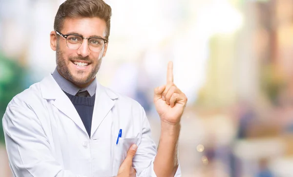 Joven Hombre Guapo Vistiendo Médico Abrigo Científico Sobre Fondo Aislado — Foto de Stock