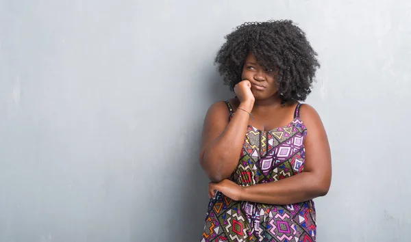 Joven Africana Americana Mujer Sobre Gris Grunge Pared Usando Colorido — Foto de Stock