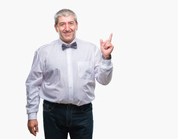 Knappe Senior Man Dragen Strikje Geïsoleerde Achtergrond Met Een Grote — Stockfoto