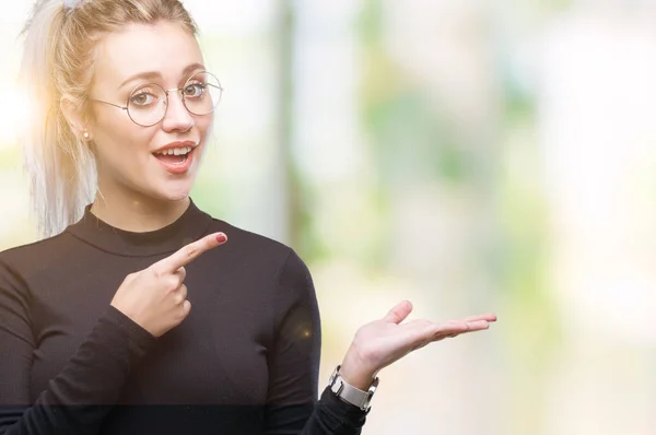 Mujer Rubia Joven Con Gafas Sobre Fondo Aislado Sorprendida Sonriendo — Foto de Stock