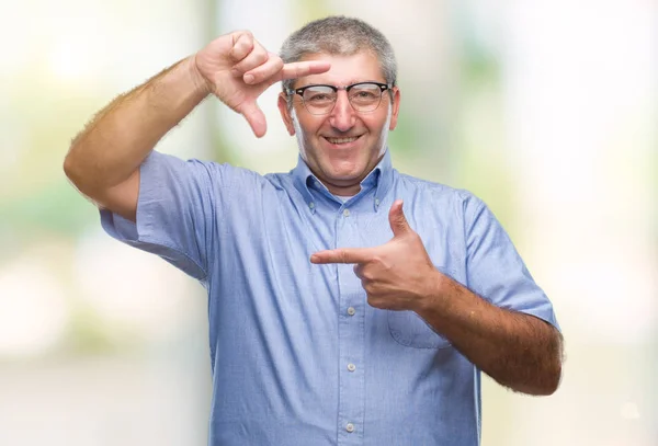 Stilig Senior Man Glasögon Över Isolerade Bakgrund Leende Gör Ram — Stockfoto