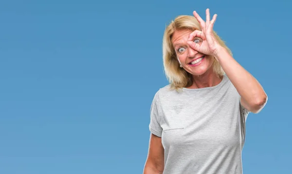 Blonde Frau Mittleren Alters Über Isoliertem Hintergrund Macht Geste Mit — Stockfoto