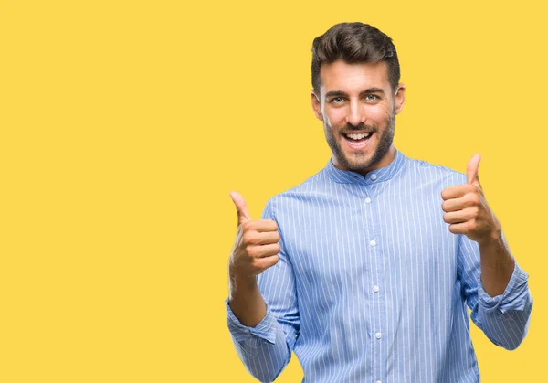 Joven Hombre Guapo Sobre Fondo Aislado Signo Éxito Haciendo Gesto —  Fotos de Stock