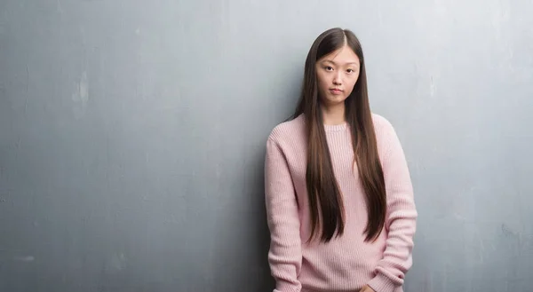 Jonge Chinese Vrouw Grijs Muur Met Ernstige Uitdrukking Het Gezicht — Stockfoto