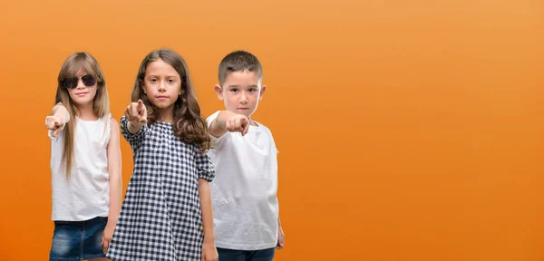 Grupo Niños Niñas Niños Sobre Fondo Naranja Señalando Con Dedo —  Fotos de Stock