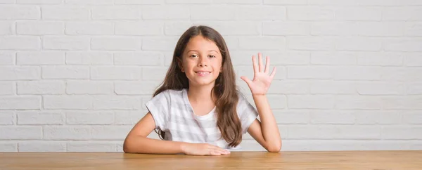 Молода Іспаномовна Дитина Сидить Столі Вдома Показуючи Вказуючи Пальцями Номер — стокове фото