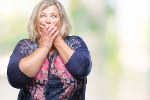 Senior Size Kaukasierin Über Isolierten Hintergrund Schockiert Mund Mit Den — Stockfoto