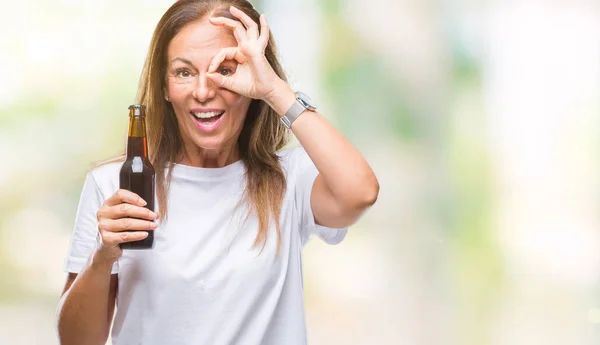 Mujer Hispana Mediana Edad Bebiendo Cerveza Sobre Fondo Aislado Con —  Fotos de Stock
