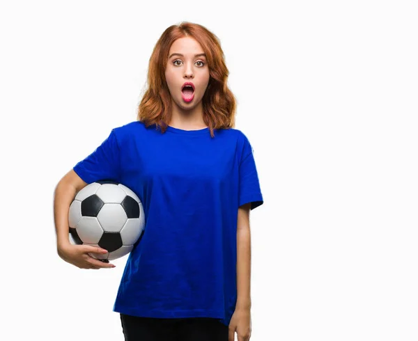 Joven Hermosa Mujer Sobre Fondo Aislado Sosteniendo Pelota Fútbol Asustado —  Fotos de Stock