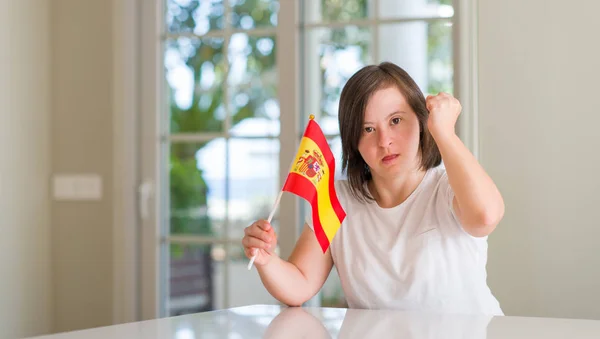 Zespół Downa Kobieta Domu Trzymając Banderą Hiszpanii Zirytowany Sfrustrowany Krzycząc — Zdjęcie stockowe