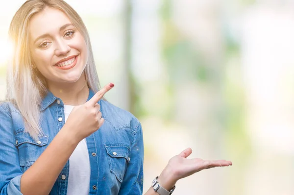 Mladá Blond Žena Izolované Pozadí Ohromil Usmívá Kameru Při Prezentaci — Stock fotografie