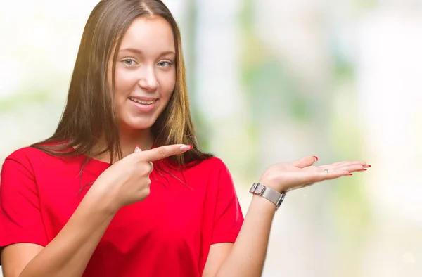 Giovane Bella Donna Caucasica Sfondo Isolato Stupito Sorridente Alla Fotocamera — Foto Stock