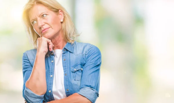 Blonde Vrouw Van Middelbare Leeftijd Geïsoleerde Achtergrond Denken Zoek Moe — Stockfoto