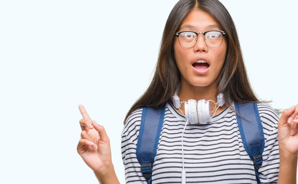 Junge Asiatische Studentin Mit Kopfhörer Und Rucksack Über Isoliertem Hintergrund — Stockfoto