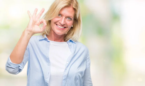 Mulher Loira Meia Idade Sobre Fundo Isolado Sorrindo Positivo Fazendo — Fotografia de Stock