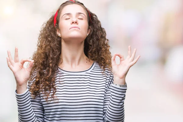 Bella Bruna Capelli Ricci Ragazza Che Indossa Maglione Righe Sfondo — Foto Stock