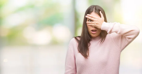 Joven Mujer Hispana Hermosa Usando Suéter Asomándose Shock Cubriendo Cara — Foto de Stock