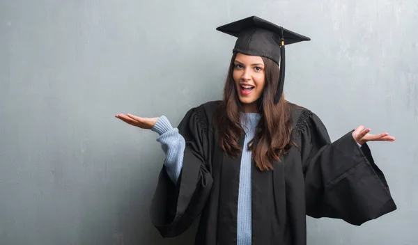 Jeune Femme Brune Sur Mur Gris Grunge Portant Uniforme Diplômé — Photo