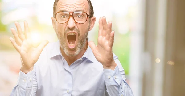 Hombre Mediana Edad Con Gafas Estresante Mantener Las Manos Cabeza —  Fotos de Stock