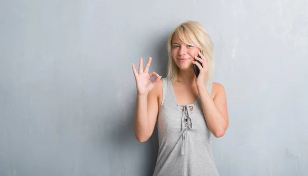 Erwachsene Kaukasische Frau Über Grunge Graue Wand Die Telefon Spricht — Stockfoto