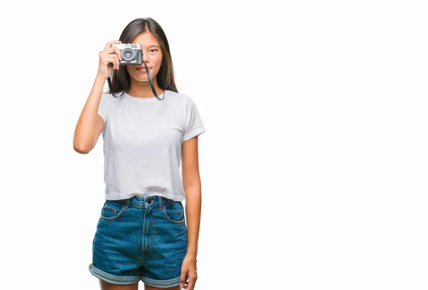 Junge Asiatische Frau Hält Vintagera Fotokamera Über Isolierten Hintergrund Mit — Stockfoto