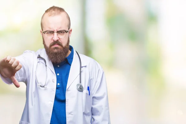 Jonge Blanke Dokter Man Dragen Medische Witte Vacht Geïsoleerde Achtergrond — Stockfoto