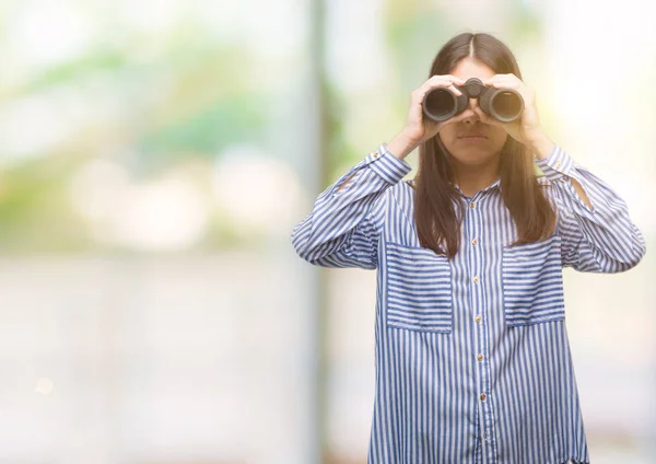 Junge Hispanische Frau Mit Fernglas Und Selbstbewusstem Gesichtsausdruck Die Ernsthaft — Stockfoto